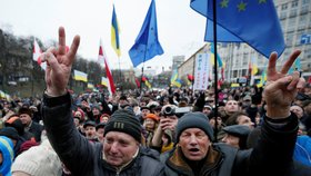 Několik tisíc lidí v Kyjevě žádalo rezignaci prezidenta Porošenka (4.2.2018)