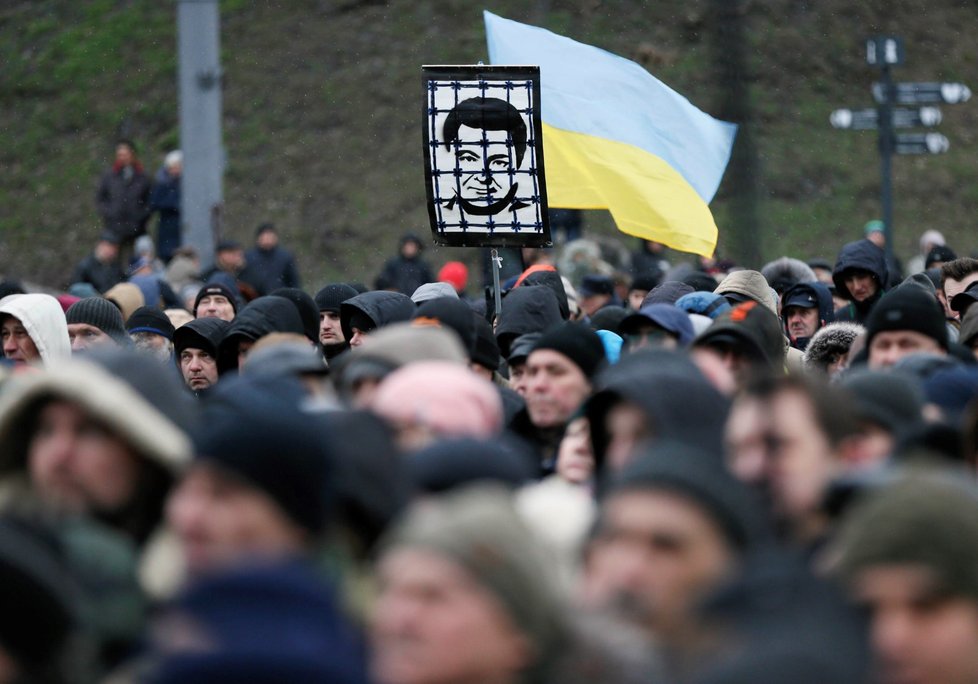 Několik tisíc lidí v Kyjevě žádalo rezignaci prezidenta Porošenka. (4.2.2018)