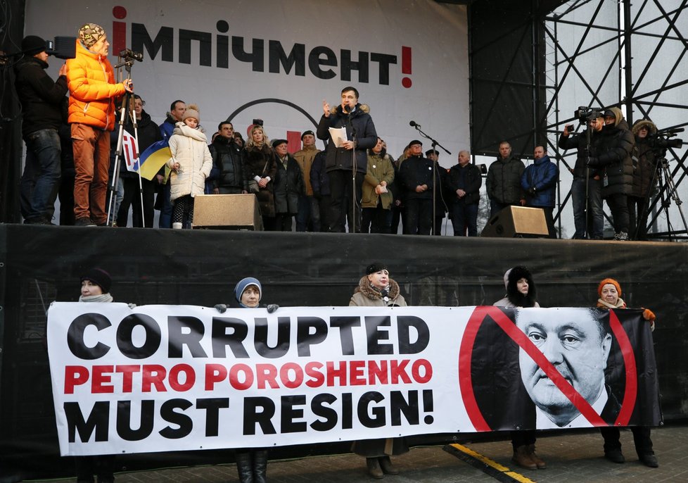 Několik tisíc lidí v Kyjevě žádalo rezignaci prezidenta Porošenka (4.2.2018)