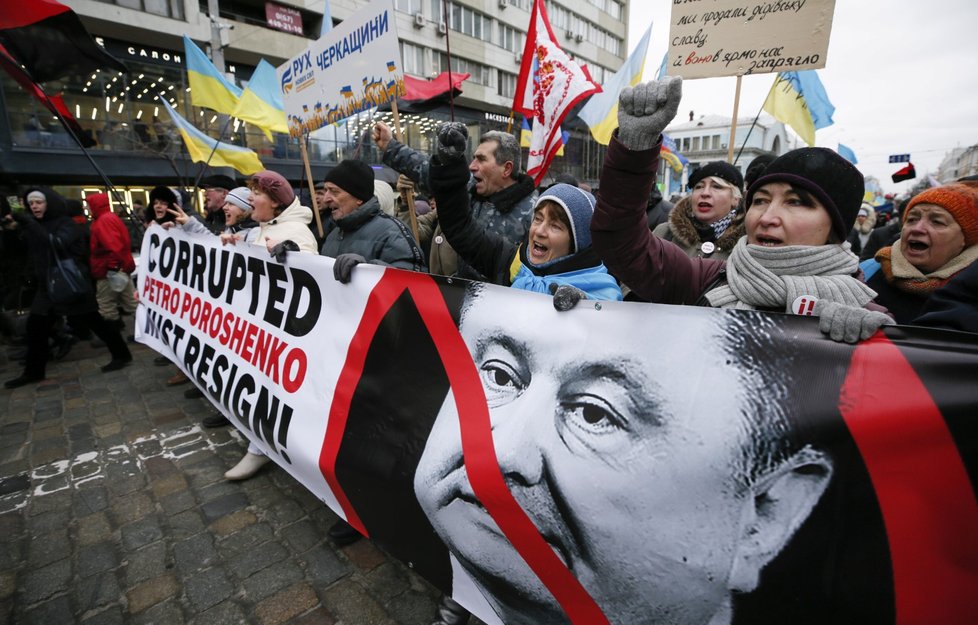 Několik tisíc lidí v Kyjevě žádalo rezignaci prezidenta Porošenka (4.2.2018)