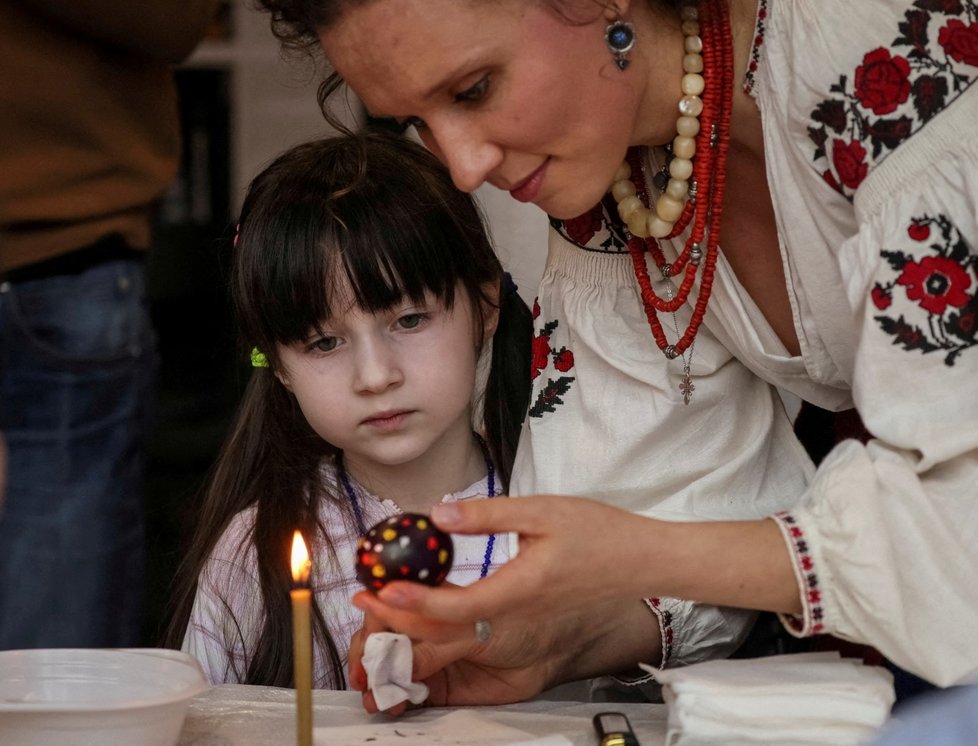 Děti, jež uprchly před válkou, se učily zdobit kraslice. Kyjev, 22. dubna.