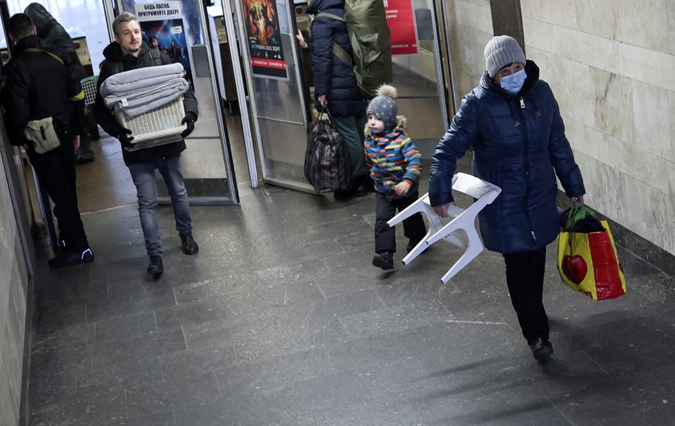 Kyjevané v pondělí ráno opouštějí kryty v metru.