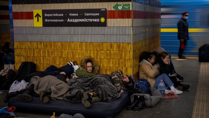 Lidé se v kyjevském metru schovávají před bombardováním.