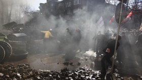 Demonstranti zapalují v ulicích pneumatiky