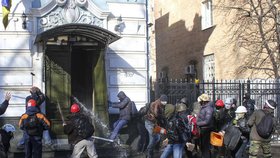 Demonstranti zaútočili na centrální kanceláře vládní Strany regionů v Kyjevě