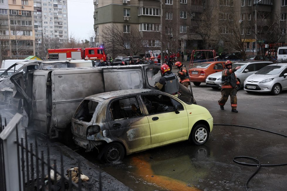 Ruské rakety zničily několik aut v Kyjevě (9. 3. 2023).