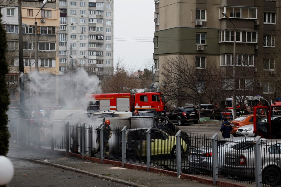 Ruské rakety zničily několik aut v Kyjevě (9. 3. 2023).