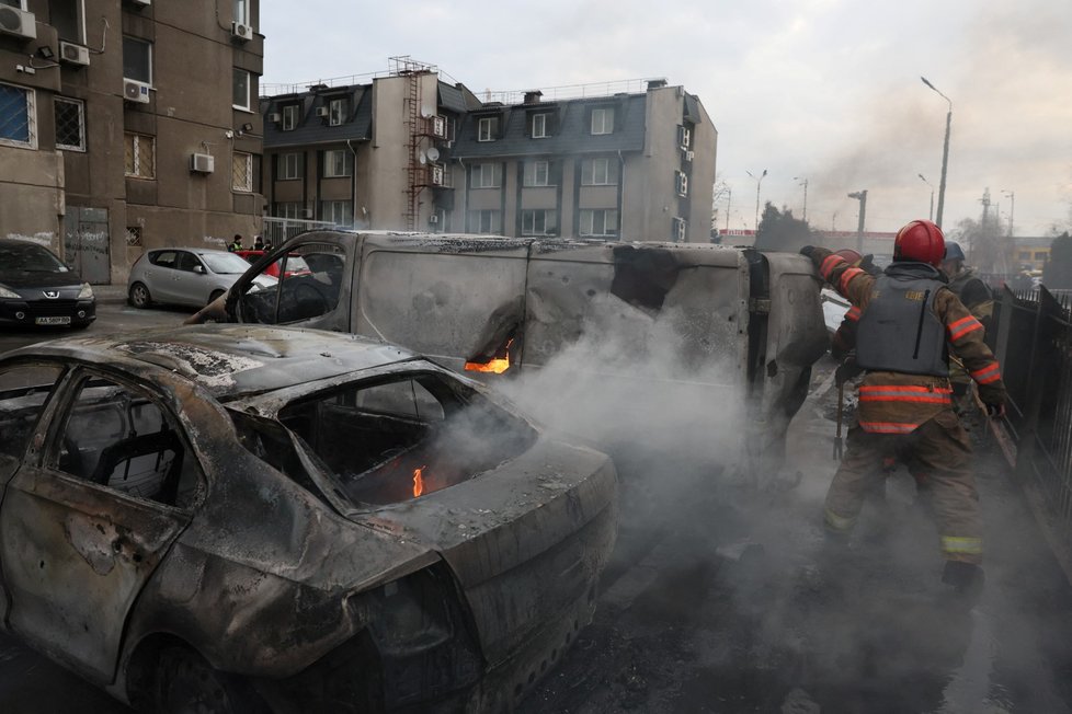 Ruské rakety zničily několik aut v Kyjevě (9. 3. 2023).
