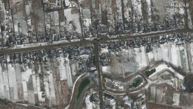 Satelitní snímky ukazjují jednotky a vybavení rozmístěné v obci Ozera, severozápadně od letiště Hostomel severozápadně od Kyjeva.