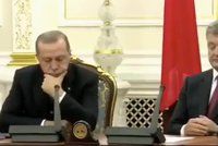 Turecký prezident usnul na tiskovce s Porošenkem. Po ráně do stolu mu spadla hlava na prsa