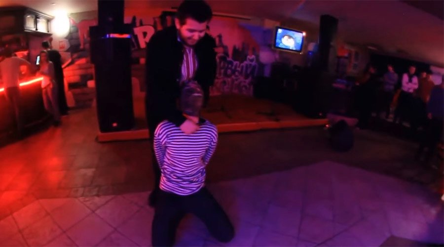 V jednom kyjevském klubu se nedávno bavili „podříznutím“ ruského vojáka.