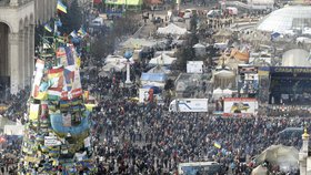 Letecký pohled na Majdan, náměstí Nezávislosti, na kterém teče krev