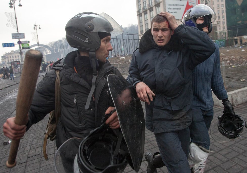 Zraněných v ukrajinských ulicích dál přibývá. A bohužel i mrtvých.
