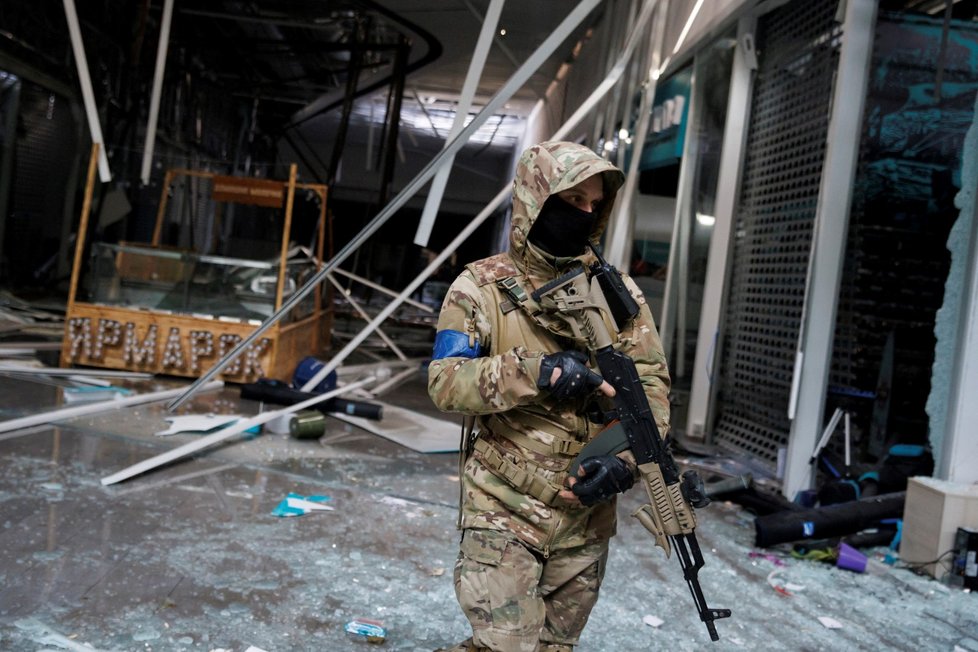 Rusové v Kyjevě zasáhli obchodní dům. (21.3.2022)