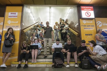 Lidé se schovávají v metru před ruskými útoky (29. 5. 2023).
