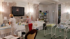 Někteří noví rodiče se k dětem už dostali, mnoho novorozenců ale ještě pořád čeká v hotelu Venice (24. 6. 2020)