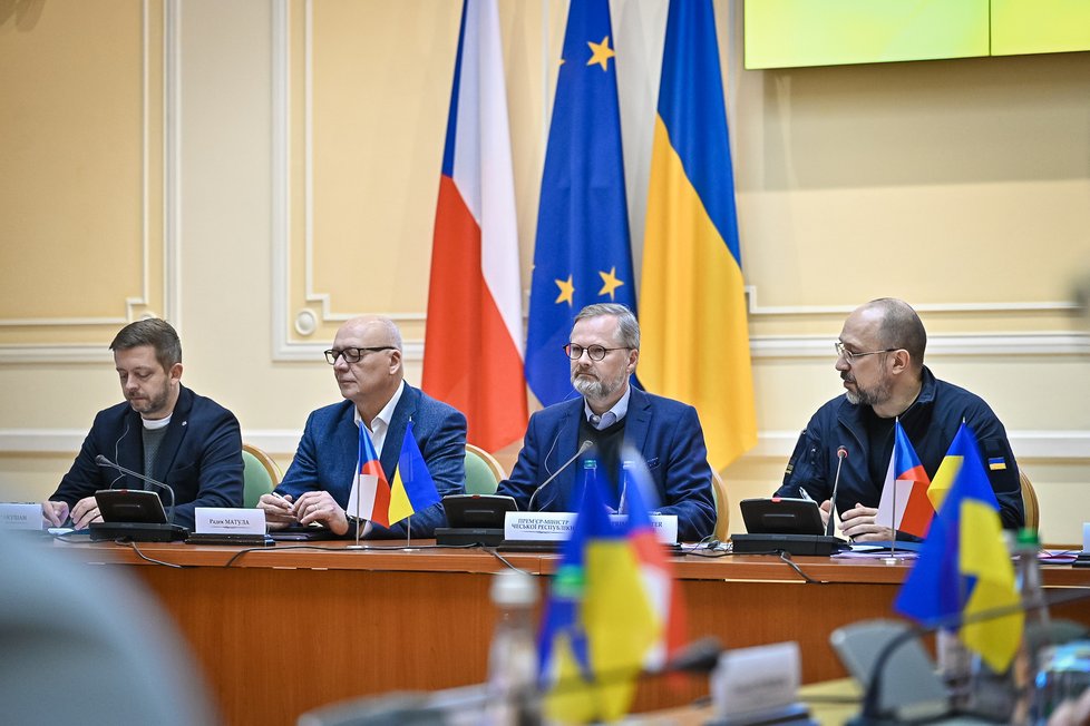 Společné zasedání české a ukrajinské vládě v Kyjevě: Petr Fiala a  Denys Šmyhal. (31.10.2022)