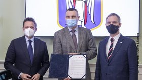Pražský primátor Zdeněk Hřib s primátorem Varšavy Rafalem Trzaskowským a starostou Kyjeva Vitalijem Kličkem.