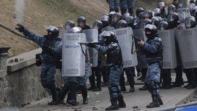 rajinská policie začala rozebírat barikády protestujících v centru Kyjeva. Lidé skandují "Sláva Ukrajině".