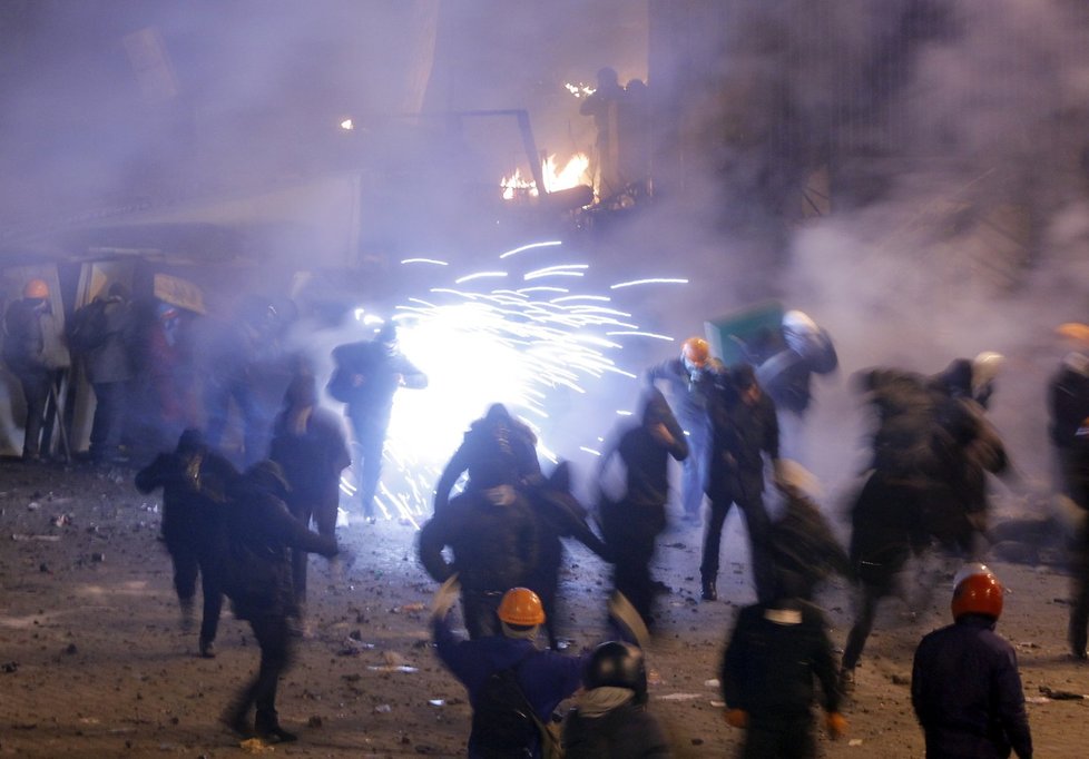 Demonstranti ostřelují policii petardami