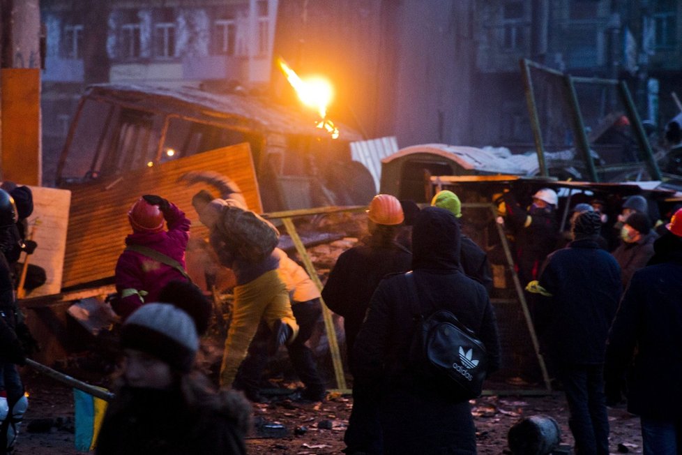 V Kyjevě dochází k potyčkám a zatýkání.