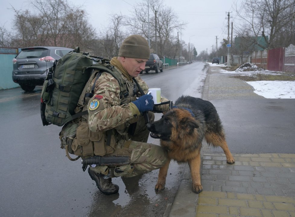 Ukrajinští bojovníci mají pauzu ve vesnici Jasnohorodka, Kyjevská oblast, 2. března.