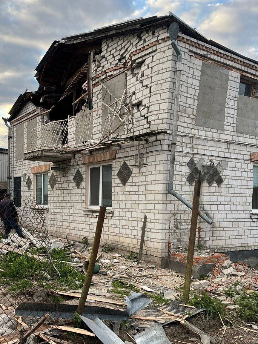 Zbytky ruské rakety v Kyjevské oblasti dopadly mezi domy (9.5.2023)).