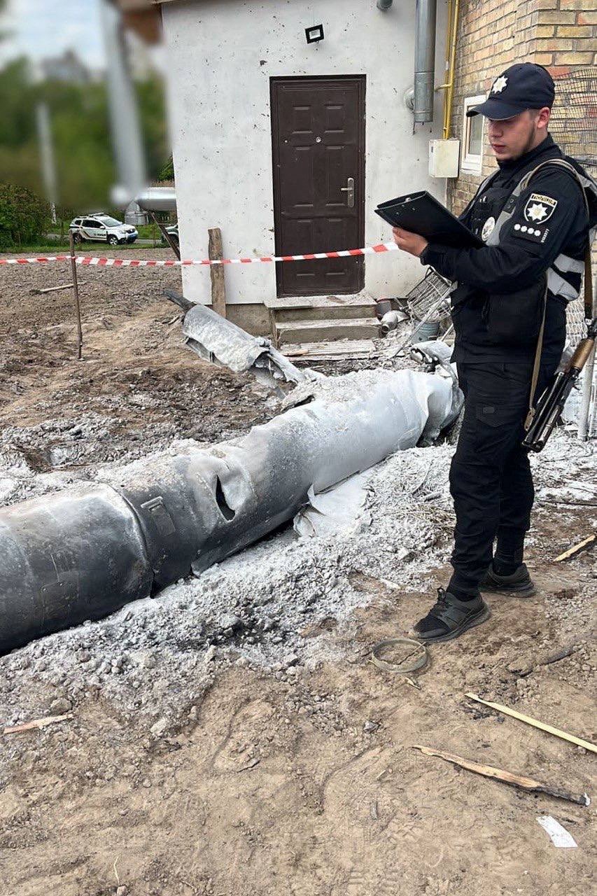 Zbytky ruské rakety v Kyjevské oblasti dopadly mezi domy (9.5.2023).