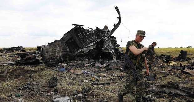 Let MH17 sestřelili Rusové, mají jasno vyšetřovatelé. Čtyři muže čeká soud za vraždu