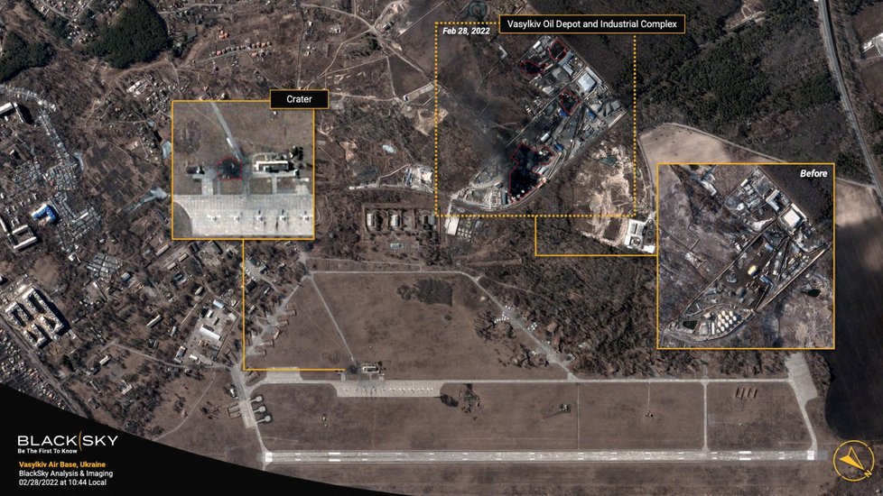Válka na Ukrajině: Satelitní snímky z letiště ve městě Vasylkiv, kde je vidět několik kráterů po zásahu raket (1.3.2022)