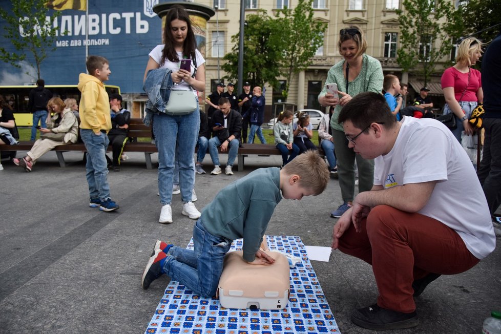 Obyvatelé Lvova se učí poskytnout první pomoc (27. 5. 2022).