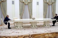 Historická a zásadní chyba: Macron komentoval Putinovu válku na Ukrajině. A izolaci Ruska