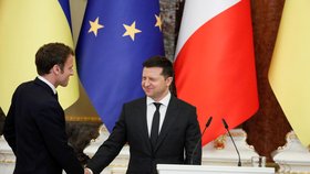 Emmanuel Macron jednal s ukrajinským protějškem Volodymyrem Zelenským.