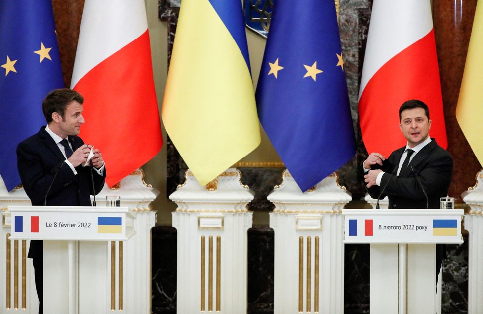 Emmanuel Macron jednal s ukrajinským protějškem Volodymyrem Zelenským 8. února.