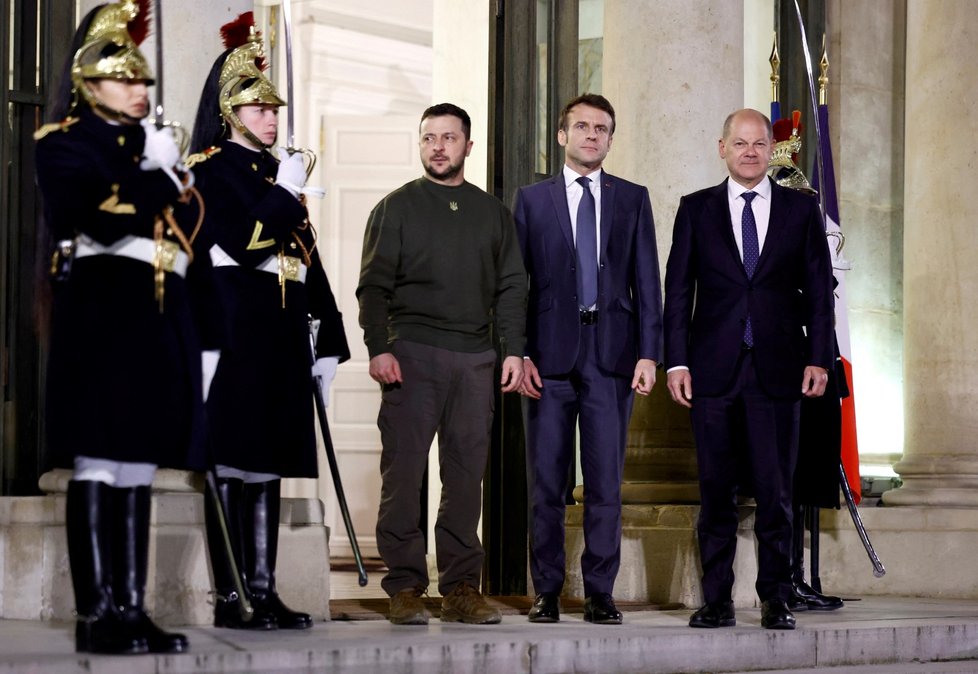 Ukrajinský prezident Volodymyr Zelenskyj, prezident Macron a kancléř Scholz na setkání v Paříži (8. 2. 2023)