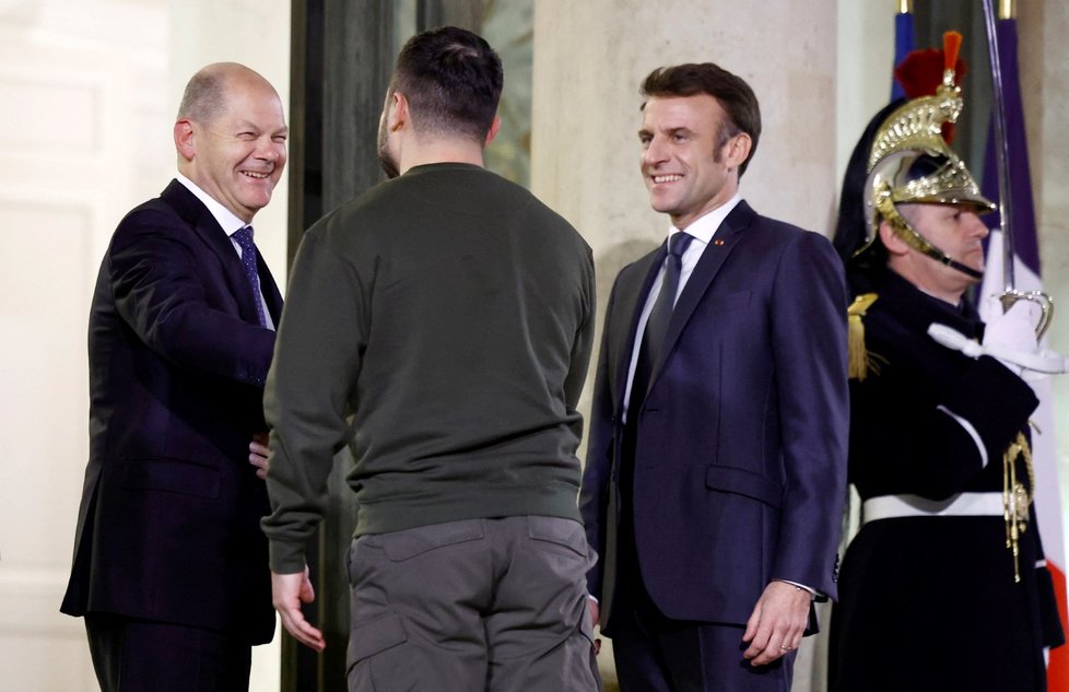 Ukrajinský prezident Volodymyr Zelenskyj, prezident Macron a kancléř Scholz na setkání v Paříži (8. 2. 2023)