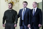 Francouzský prezident Emmanuel Macron a německý kancléř Olaf Scholz a prezident Ukrajiny Volodymyr Zelenskyj v Paříží (8. 2. 2023)