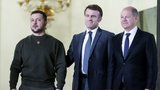 Zelenského „tajná“ mise: Vtipy, objetí novinářky a rázný vzkaz Macrona a Scholze: „Rusko nesmí zvítězit“