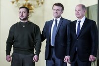 Zelenského „tajná“ mise: Vtipy, objetí novinářky a rázný vzkaz Macrona a Scholze: „Rusko nesmí zvítězit“
