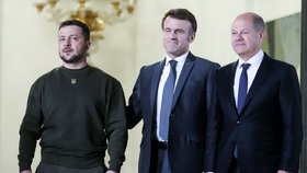 Francouzský prezident Emmanuel Macron a německý kancléř Olaf Scholz a prezident Ukrajiny Volodymyr Zelenskyj v Paříží (8. 2. 2023)