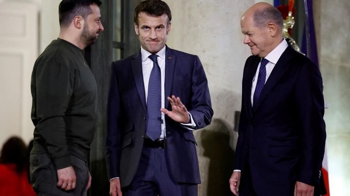 Zleva: ukrajinský prezident Volodymyr Zelenskyj, francouzský prezident Emmanuel Macron a německý kancléř Olaf Scholz