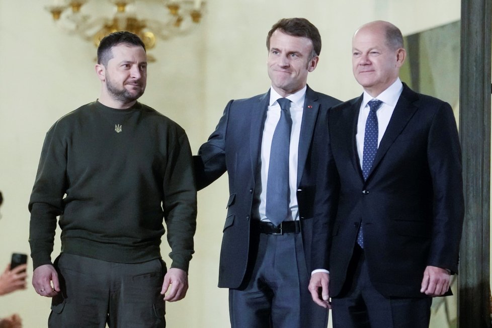 Francouzský prezident Emmanuel Macron a německý kancléř Olaf Scholz a prezident Ukrajiny Volodymyr Zelenskyj v Paříži (8. 2. 2023)