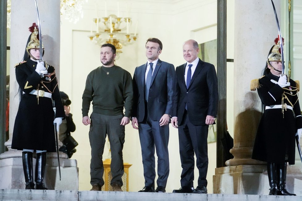 Francouzský prezident Emmanuel Macron a německý kancléř Olaf Scholz a prezident Ukrajiny Volodymyr Zelenskyj v Paříži (8. 2. 2023)