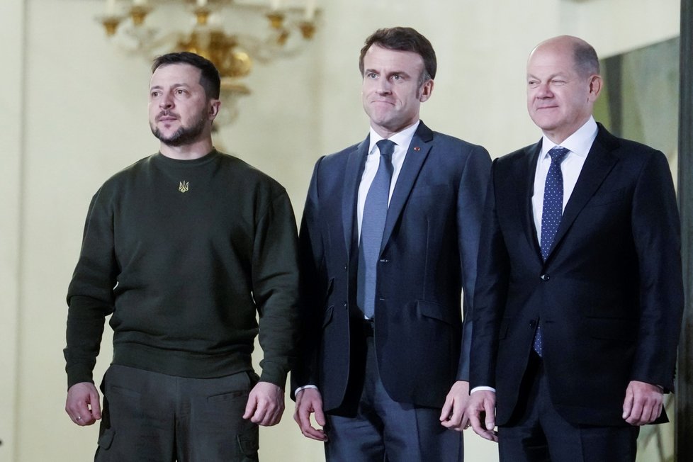 Francouzský prezident Emmanuel Macron a německý kancléř Olaf Scholz a prezident Ukrajiny Volodymyr Zelenskyj v Paříži (8. 2. 2023)