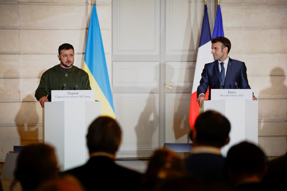 Francouzský prezident Emmanuel Macron a německý kancléř Olaf Scholz a prezident Ukrajiny Volodymyr Zelenskyj v Paříži (8. 2. 2023)