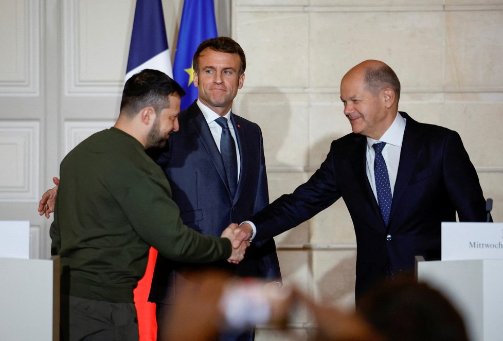 Francouzský prezident Emmanuel Macron a německý kancléř Olaf Scholz a prezident Ukrajiny Volodymyr Zelenskyj v Paříži (8. 2. 2023)