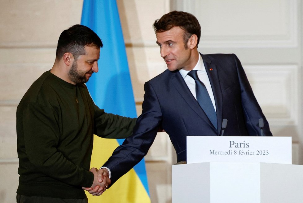 Francouzský prezident Emmanuel Macron a německý kancléř Olaf Scholz a prezident Ukrajiny Volodymyr Zelenskyj v Paříži (8. 2. 2023)