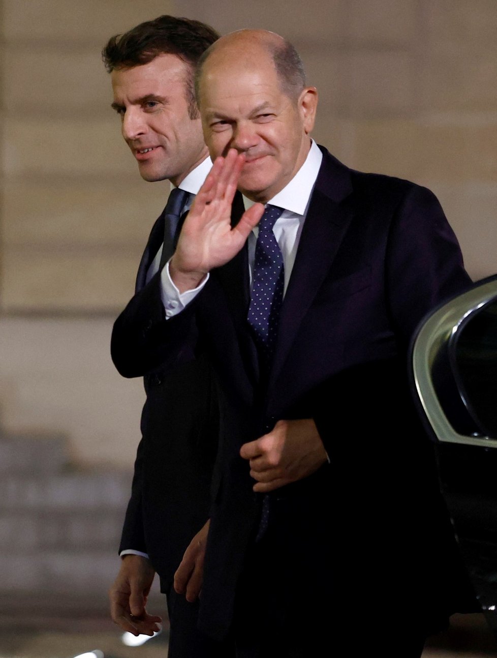 Francouzský prezident Emmanuel Macron a německý kancléř Olaf Scholz čekají na prezidenta Zelenského (8. 2. 2023)