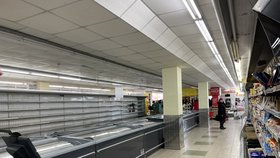 Cherson: Prázdné regály v supermarketu