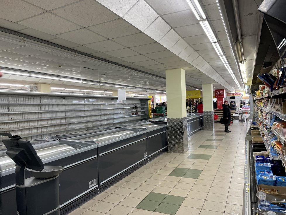 Cherson: Prázdné regály v supermarketu